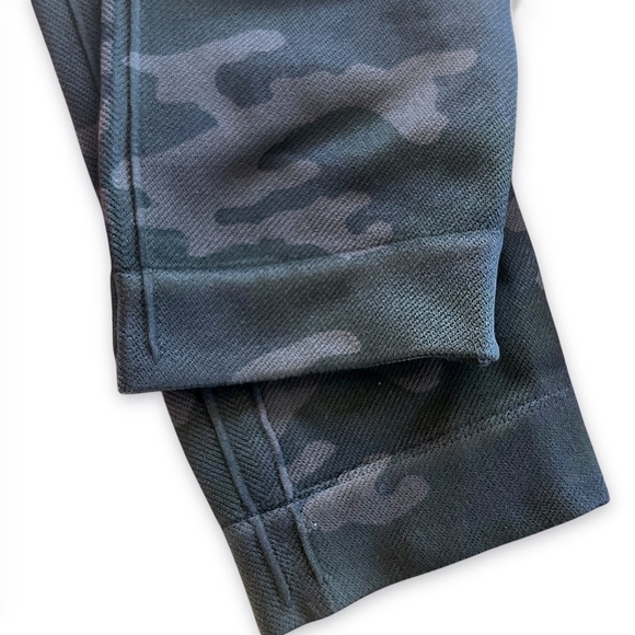 NWT SPANX Look At Me Now Seamless Black Camo High Rise Leggings Size Medium - Picture 10 of 15